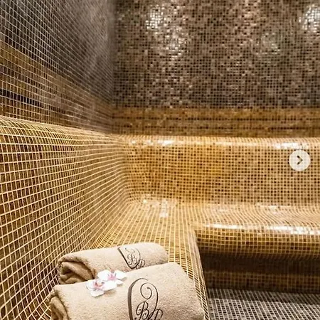 In The Luxury Onyx Apartment *
